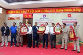 西宁省与柬埔寨柴桢省互赠礼物。图自越通社