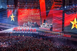 由《人民报》社与河内市人民委员会联合主办的《祖国在我心中》政论文艺演出吸引了超过5万名观众，将美亭国家体育场染成红色。图自nhandan.vn