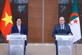 11月19日中午，越南政府总理范明政和阿尔及利亚总理赛菲·喀里布在阿尔及尔成功举行会谈后，两位总理已举行记者会。图自越通社