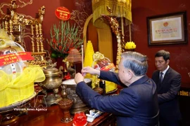 苏林总书记前往升龙皇城遗迹区与第67号房进香缅怀先贤