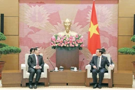 南国会副主席阮克定在河内会见老挝国会对外委员会主任萨尼亚·普拉塞特。图自baomoi.vn