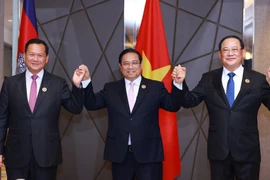 越南政府总理范明政、柬埔寨王国首相洪玛奈和老挝人民民主共和国总理宋赛·西潘敦。图自越通社