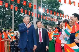 越共中央总书记、国家主席苏林与越南驻印度大使馆干部、工作人员及旅印越南人会面。图自越通社