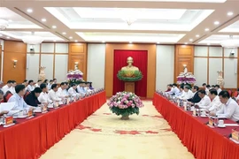 越共中央政治局与国会党委常委会召开会议。图自越通社