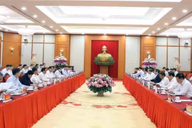 越共中央政治局与国会党委常委会召开会议。图自越通社