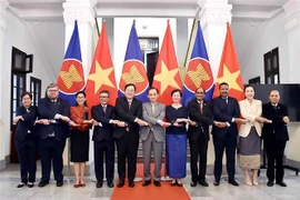 越共中央书记处书记、越南外交部代部长黎怀忠会见东盟各国和东帝汶驻越大使。图自越通社