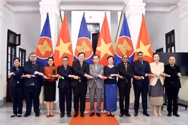 越共中央书记处书记、越南外交部代部长黎怀忠会见东盟各国和东帝汶驻越大使。图自越通社