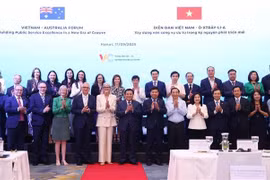 澳大利亚总督萨曼莎·莫斯廷和越共中央政治局委员、胡志明国家政治学院院长、中央理论委员会主席阮春胜教授以及两国代表合影。图自越通社
