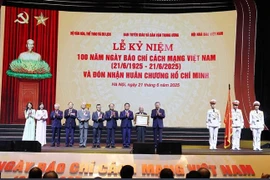 苏林总书记亲自向越南革命新闻授予胡志明勋章，以表彰其对党的革命事业和民族事业做出的杰出贡献。图自越通社