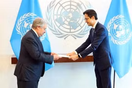 杜雄越大使在联合国总部向联合国秘书长安东尼奥·古特雷斯（António Guterres）递交委任书。图自越通社