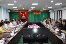 9月12日下午，永隆省人民委员会与日本WAGO株式会社和海防投资贸易建设一人有限责任公司就农产品进口、农作物种植技术转让、生物质发电等领域的合作举行会谈。图自越通社