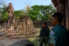 柬埔寨和泰国士兵在柬泰边境有争议的高棉寺庙塔莫安通寺站岗。图自互联网