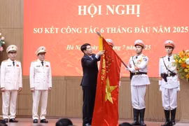 国家主席梁强向公安部授予三等劳动勋章。图自越通社