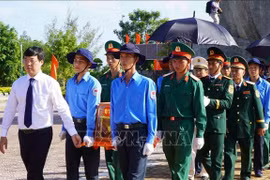 同塔省党委和人民为在柬埔寨和同塔省战争中牺牲的43位越南志愿军和专家举行追悼安葬仪式。图自越通社