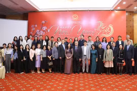 越南外交部副部长黎氏秋姮与外国驻越代表机构和媒体代表合影。图自越通社