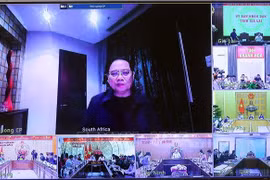 越南政府总理范明政从南非主持召开紧急视频会议，与各部委、机构及地方领导就中部若干省份的洪涝和自然灾害情况及紧急应对措施进行讨论。图自越通社