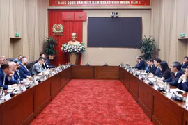 越共中央政治局委员、公安部部长梁三光大将8月4日下午在河内会见了美洲隼集团创始人兼首席执行官帕特里克·斯维尼率领的代表团。图自bocongan.gov.vn