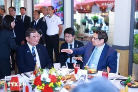 越南政府总理范明政和日本首相石破茂共进早餐，品尝越南咖啡。图自越通社