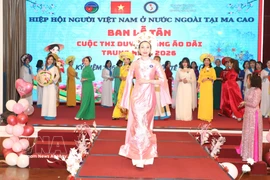 旅居澳门特别行政区（中国）越南人协会礼宾委员会在澳门举行题为“中年奥黛风采”的比赛与走秀活动。图自越通社