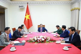 越南政府总理范明政与马来西亚总理安瓦尔·易卜拉欣通电话。图自越通社