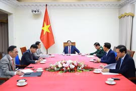 越南政府总理范明政与马来西亚总理安瓦尔·易卜拉欣通电话。图自越通社