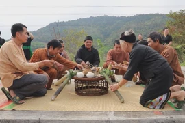 乂安省俄都族同胞欢度迎雷节