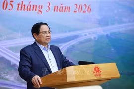 越南政府总理、国家重点交通工程项目指导委员会主任范明政在会议上发表讲话。图自越通社