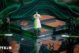 可容纳1.1万名观众的Live Arena音乐厅在《扶董天王》雄浑激昂、融汇民间旋律的歌声中沸腾。图自越通社