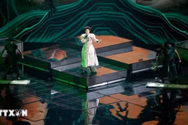 可容纳1.1万名观众的Live Arena音乐厅在《扶董天王》雄浑激昂、融汇民间旋律的歌声中沸腾。图自越通社