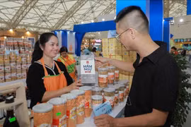 在第一届河内秋季博览会上，数百个展位色彩斑斓，其中印有“一乡一品”（OCOP）标签的产品依然以独特方式脱颖而出。图自越通社