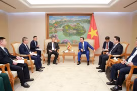 越南政府副总理陈红河会见中铁六局集团总经理王波。图自越通社