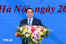 越南政府总理、中央竞赛奖励委员会主席、全国消除临时房和危旧房工作中央指导委员会主任范明政发表讲话。图自越通社