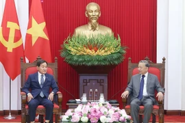苏林总书记在河内会见韩国总统特使朴昌达