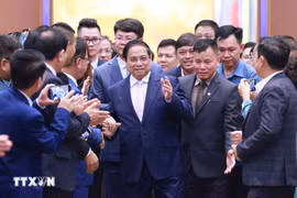 5月31日上午，政府总理范明政与企业举行座谈，讨论如何有效落实越共中央政治局关于发展民营经济的68-NQ/TW号决议。图自越通社