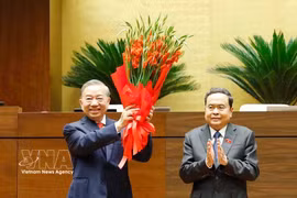 国会主席陈青敏代表党和国家领导人以及第十六届国会代表向越共中央总书记、国家主席苏林送上鲜花。图自越通社