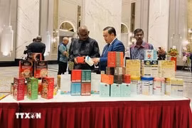 越南驻马来西亚大使馆商务参赞黎富强介绍越南的产品。图自越通社