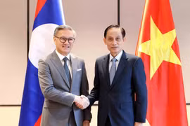 越共中央书记处书记、越南外交部长黎怀忠和老挝人民革命党中央委员会委员、老挝外交部部长通沙万·丰威汉。图自越通社