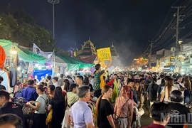 老挝塔銮佛塔节吸引众多游客参加。图自nhandan.vn