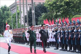越共中央政治局委员、中央军委副书记、国防部部长潘文江大将和阿塞拜疆国防部部长扎基尔•哈萨诺夫上将检阅仪仗队。图自越通社