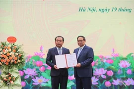 范明政向农业与环境部新任代理部长颁发任命书。图自越通社