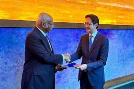 越南常驻联合国代表团团长杜雄越大使向联合国大会主席菲利蒙·杨正式递交了越文版的《未来契约》。图自越通社