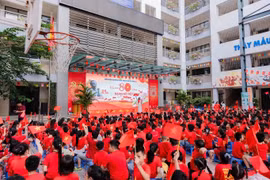 成功B小学举行庆祝国庆80周年的活动。图自越通社