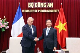 越南公安部副部长范世松中将会见法国内政部部长级代表弗朗索瓦-诺埃尔•布费（Francois-Noel Buffet）。图自越通社