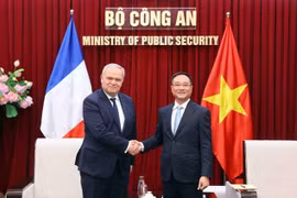 越南公安部副部长范世松中将会见法国内政部部长级代表弗朗索瓦-诺埃尔•布费（Francois-Noel Buffet）。图自越通社