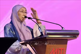 马来西亚总理夫人拿督斯里旺·阿兹莎·旺·依斯迈博士在论坛上发表讲话。图自越通社