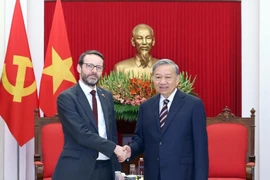 越共中央总书记苏林在党中央总部会见了英国驻越南大使伊恩·弗鲁。图自越通社