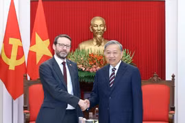 越共中央总书记苏林在党中央总部会见了英国驻越南大使伊恩·弗鲁。图自越通社