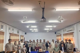 越南和老挝代表合影。图自越通社