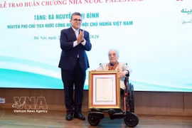 越南原国家副主席阮氏萍获颁巴勒斯坦国功绩之星勋章