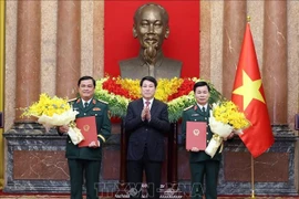 越南国家主席、国防安全委员会主席、武装力量统帅梁强在主席府主持仪式，向国防部两位高级军官授予晋升上将军衔的决定。图自越通社